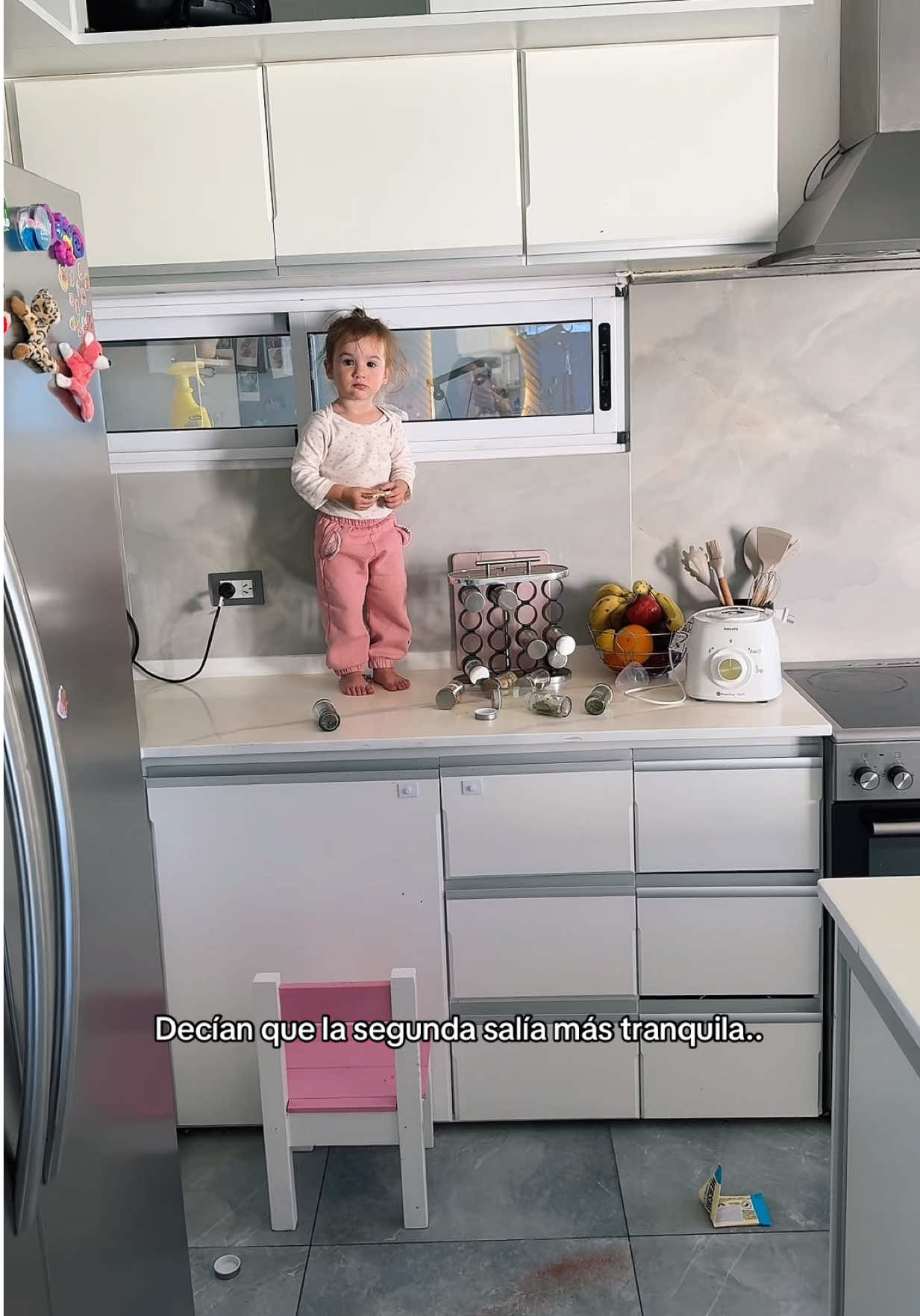 Estos días me di cuenta que no les muestro tanto el crecimiento de mi bebé como lo hice con la Gu, así que ahora van a empezar a ver más videos de ella. Pero si, se las manda todas Adharita, me va a sacar canas verdes😅