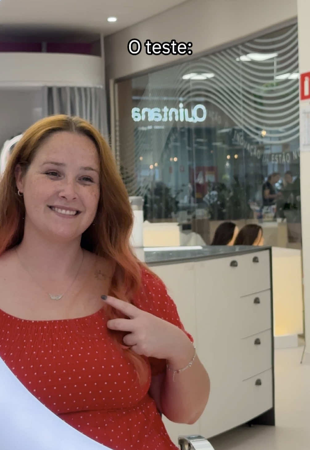 Por aqui é assim: a gente garante a qualidade dos nossos produtos e ainda aproveita esses momentos para relaxar. Deixe nos comentários qual outra curiosidade sobre o Grupo você gostaria que a gente mostrasse! 🥰 #PraGeralVer: vídeo com duas mulheres conversando em um escritório. Uma usa vestido vermelho e tênis branco e preto; e a outra, blusa cor-de-rosa, calça preta e tênis branco e segura um laptop. Texto: “Hoje não posso, eu tenho teste de produto”. A cena corta para uma placa em que está escrito “Salão Teste”. A mulher do vestido vermelho aparece no salão: primeiro com os cabelos sendo lavados, depois secos e modelados em cachos.
