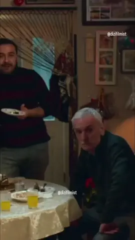 en büyük hayali sevdiği kızın karşısında oturmak olan bir taksicinin, gece mesaisinde başına gelenler olayları konu alıyor. Film: Karakomik Filmler Deli #cemyılmaz#güllü #aşk #keşfet #fy