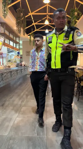 Kenapa ni @PICHE di gandeng ama security mau dibawa kemana dia