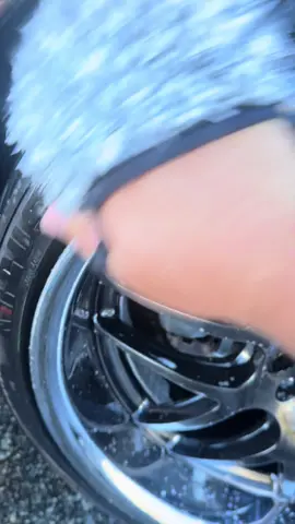 Clean wheels the easy way 🛞 Black Lines Wheel Mitt fits every curve, wiping away brake dust for a spotless, scratch-free shine 💦✨ #tiktokshopfalldealsforyou #tiktokshopcreatorpicks #wheelcare #cardetailing #autocare 