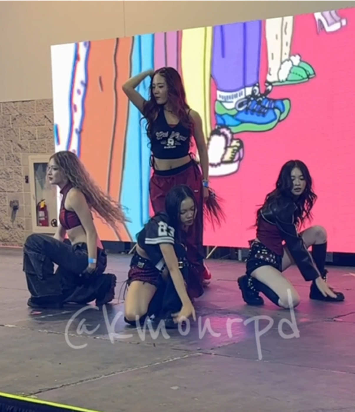 Oh are you ready for it? fiveALIVE’s 3rd unreleased song performance at K-Playfest 😭 I wasn’t ready for it AT ALL. My fave is Frenemies (Title of 2nd song according to @yellowbread ), but this one might be “Waterpark”?? and the choreo + acrobatics go CRAZY. Which one’s your fave out of the 3 songs? 👀 @fiveALIVE @ciara  #fiveALIVE #kpop #kpopfyp #globalgirlgroup #huntrix 