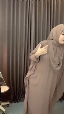 Abaya Set Hijab Ceruty Babydoll Premium ini sudah satu set dengan hijab dan dua layer lho! Bahannya ceruti, busui friendly juga!