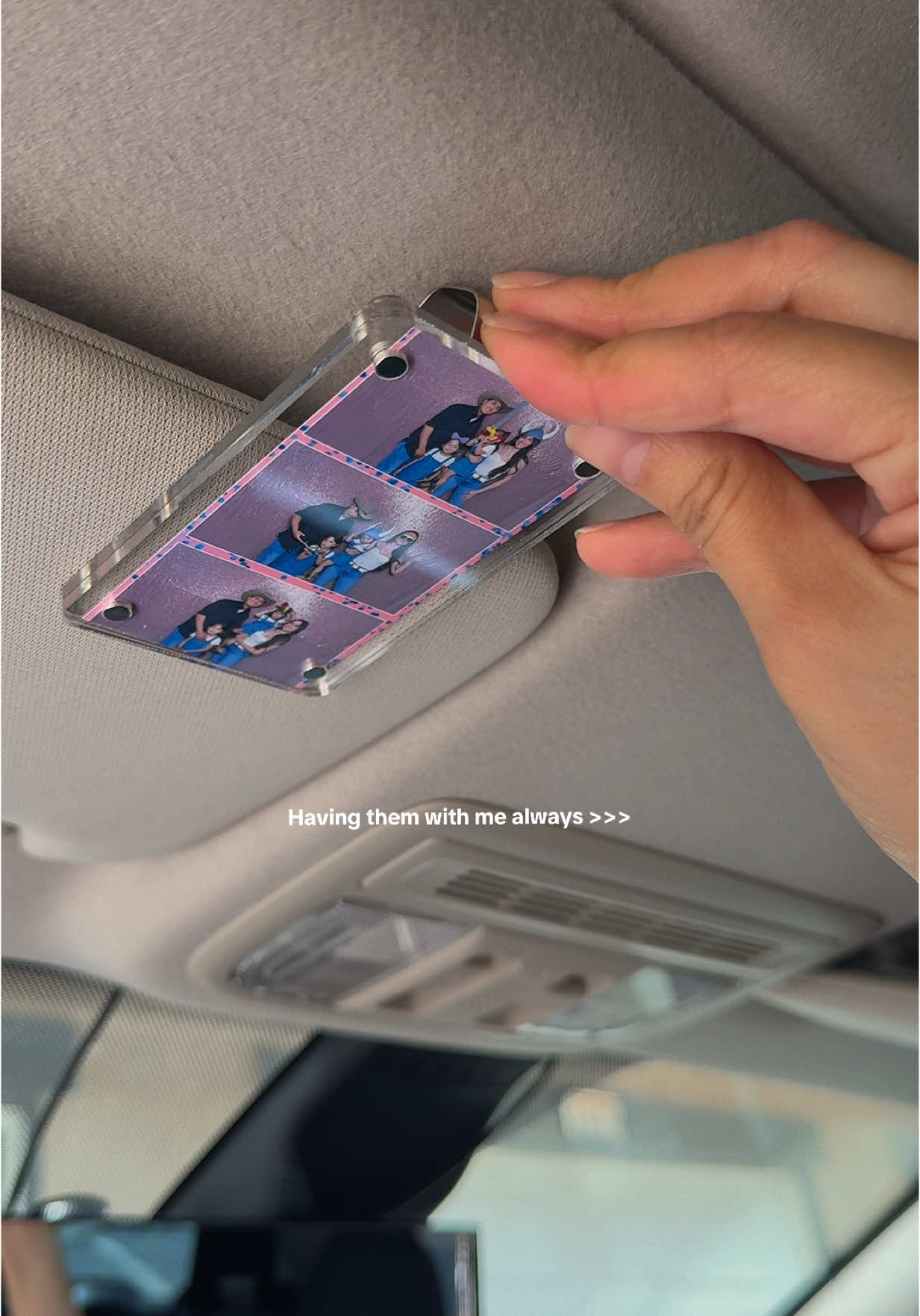 It’s so cute 🥹 #ttsacl #caraccessories #momcar #familyphotos 