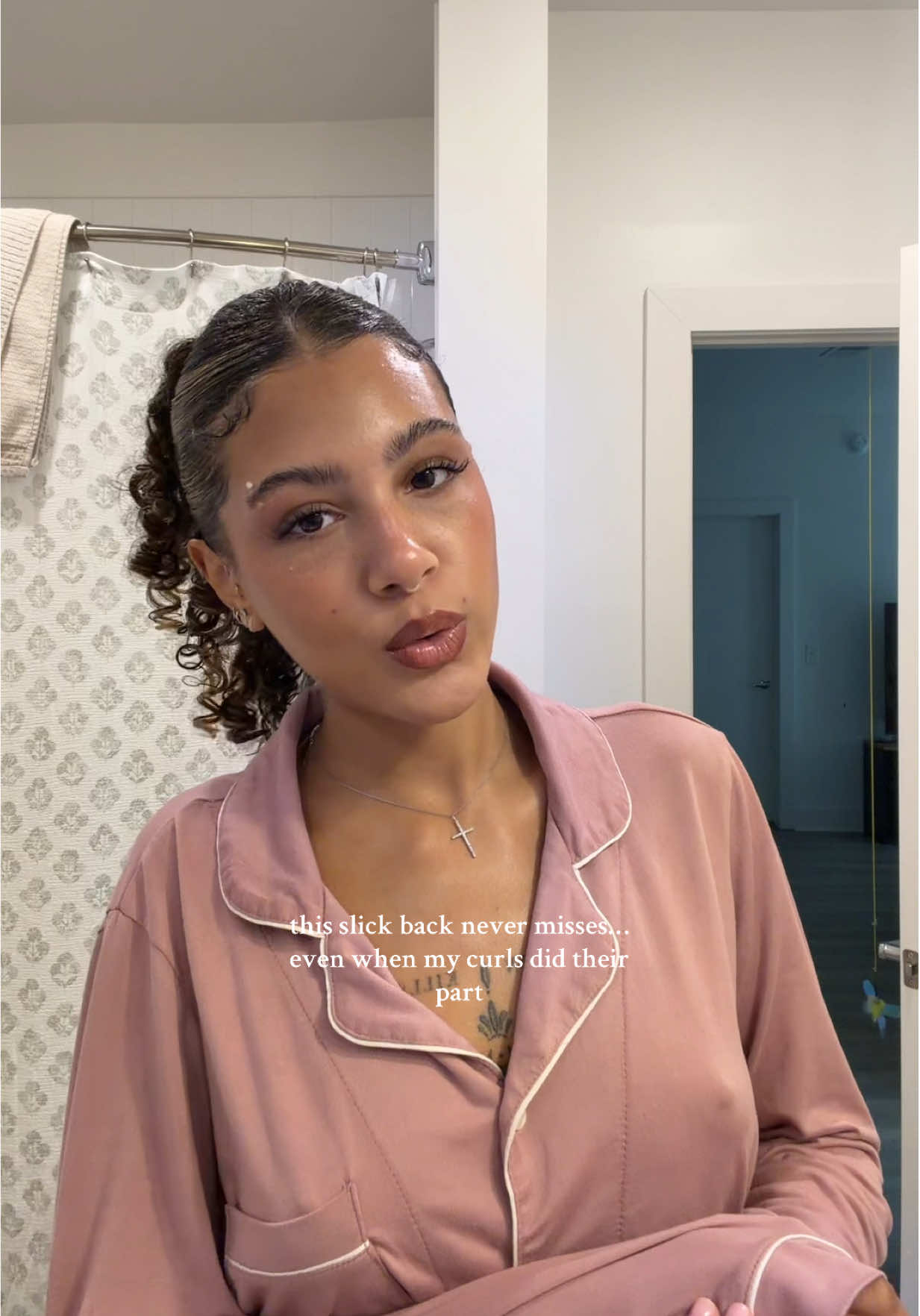 good curl days just to end up in a slick back ;(  • • • #curlyhair #slickback #curlygirltok #hairtok #grwmhair 