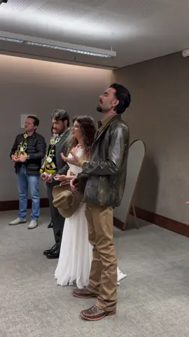 Momento de oração 🙌🏻✝️ . . . . #gustavomioto #paulafernandes #luanpereiracantor #forpage 