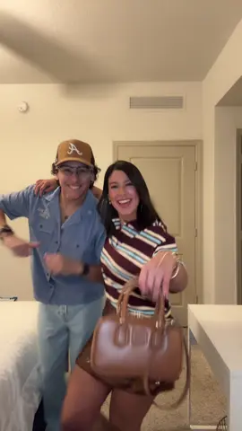 A Diego le falta cambiarse los zapatos así que tranquilas 🤣 #allehyorghaki #laciudadtour #miami