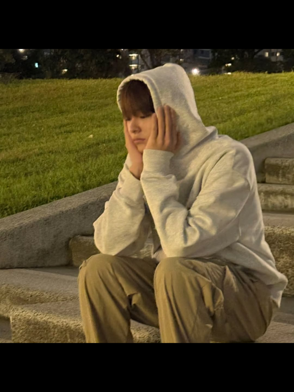 taerae : it's just a dongsaeng i know who took them for me ㅋㅋㅋㅋㅋ woojin taerae!??? #woojin #taerae #crumbs