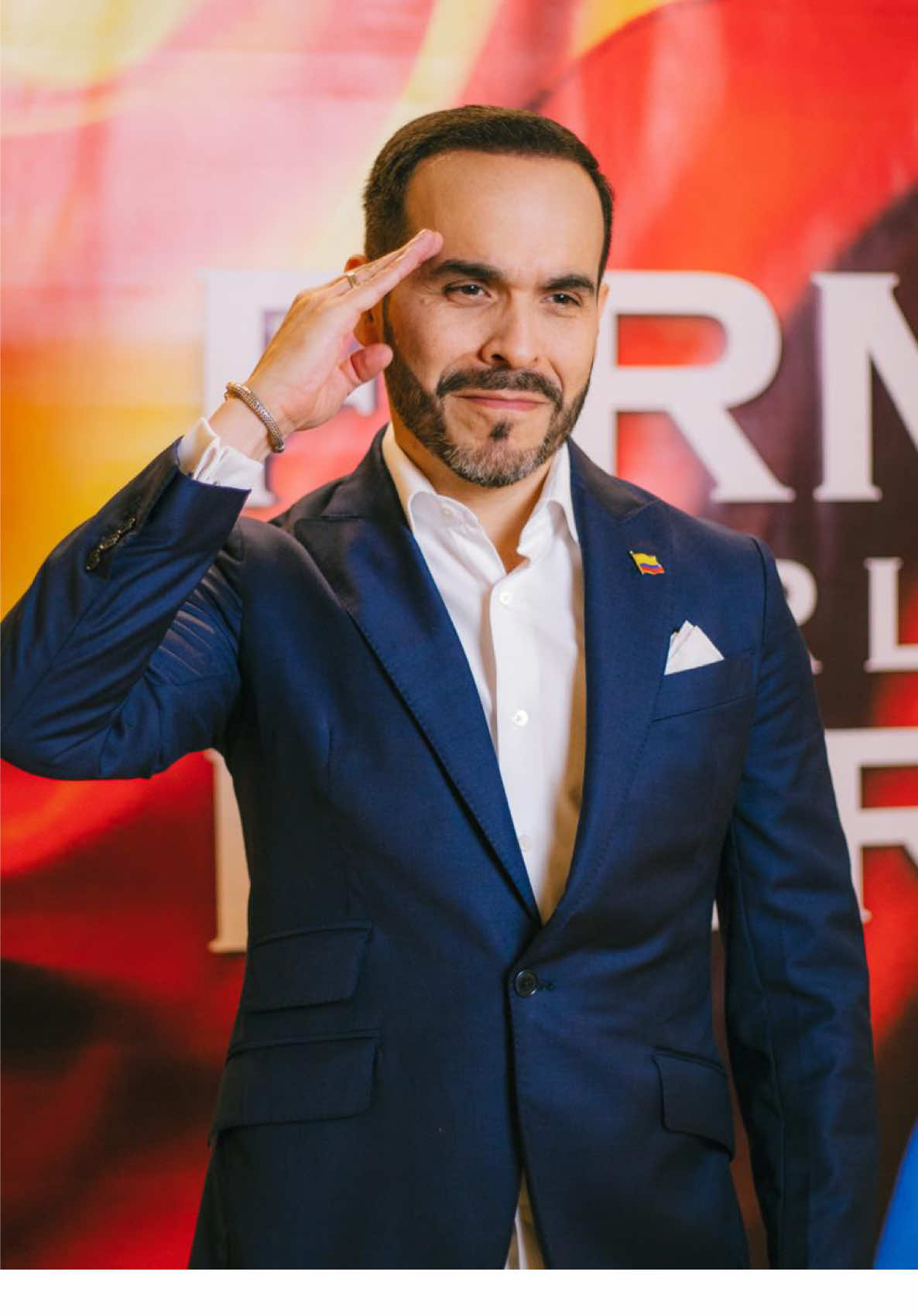 Colombia necesita un presidente que trabaje y que le caiga con mano de hierro al crimen, venga de donde venga. ¡Hay que producir resultados!Como en los maravillosos tiempos del presidente @Álvaro Uribe Vélez. Para ello, voy a gobernar desde los 32 departamentos de la Patria, porque gobernaré desde y para las regiones, para el país real. Los presidentes viajeros solo le han traído miseria a Colombia. Yo recorrí el mundo y aprendí de él por mi cuenta y con mis recursos; los parásitos del Estado lo han recorrido para satisfacer sus egos con la plata de todos nosotros, para luego venir a posar de estadistas. ¡Qué estadistas ni qué carajos! A Colombia hay que gobernarla con los que la conocen, con los que la han trabajado, con los que la han sostenido, con los que la han sufrido y, sobre todo, con los que la hemos amado y jamás la hemos traicionado. Yo no he venido a conocer el mundo ni a hacer turismo diplomático desde la Presidencia: he venido a salvarla y a reconstruirla, ejerciendo la autoridad con valor y con cojones. #abelardodelaespriella #firmeporlapatria #defensoresdelapatria #delaespriella 