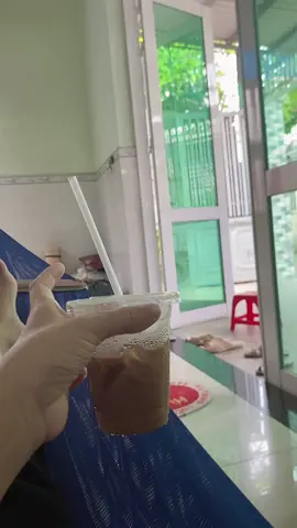 Em trai đã đi học, Con e gái nó chưa ngủ dậy tự nhiên mua ly cfe uống nằm võng nhìn trần nhà củng thấy chil chil hợp lý á nhỉ
