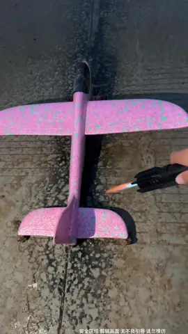 Rubbing airplane models by hand#Showoffthewholescene #Rubbingeverythingwithyourhands 