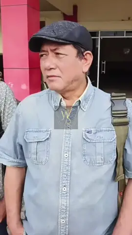 MEDAN - Elin Sahputra dan Dedi Irawandi Lubis, dua wartawan korban kekerasan oleh preman diduga bayaran PT. Universal Gloves (UG) hari ini menjalani pemeriksaan di Polsek Patumbak untuk melengkapi laporan sebelumnya, Kamis (9/10/2025). ‎ ‎Elin dan Dedi datang didampingi kuasa hukumnya, Riki Irawan, S.H.,M.H serta dua orang saksi si tempat kejadian perkara (TKP) intimidasi dan kekerasan berlangsung. ‎ ‎Pemeriksaan berkitar 2 jam dengan 8-10 pertanyaan oleh penyidik kepada para korban dan saksi, berakhir pukul 17.25 WIB. ‎ ‎Di depan gedung Polsek Patumbak, kepada wartawan, Riki mengungkapkan kedatangannya ke ruang penyidik untuk melengkapi berkas laporan yang telah dilayangkan sebelumnya. ‎ ‎