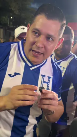 Regalando camisa de la H en el estadio #fyp #honduras