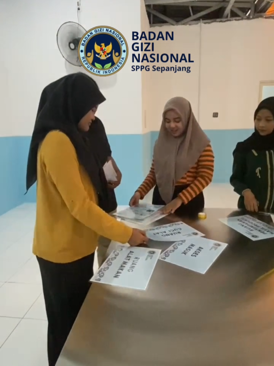 📋 “Langkah kecil menuju pelayanan besar! Pemasangan SOP dapur MBG, biar semua proses makin tertib, bersih, dan berkualitas 💪🔥 #MakanBergizi #DapurMBG #TertibItuSehat #sppgsepanjang #mbg 