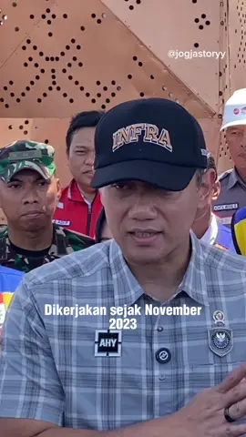 Menteri Koordinator Bidang Infrastruktur dan Pembangunan Kewilayahan, Agus Harimurti Yudhoyono (AHY), bersama Gubernur Daerah Istimewa Yogyakarta, Sri Sultan Hamengkubuwono X, dan Bupati Bantul, meninjau Jembatan Pandansimo pada Kamis (9/10/2025).  Jembatan yang memiliki panjang total 2,3 kilometer dengan jembatan utama sepanjang 675 meter ini dibangun dengan anggaran kurang lebih Rp863 miliar. Proyek ini merupakan bagian dari upaya pemerintah pusat dalam meningkatkan konektivitas wilayah dan mendukung pembangunan infrastruktur yang lebih merata di kawasan selatan Yogyakarta.