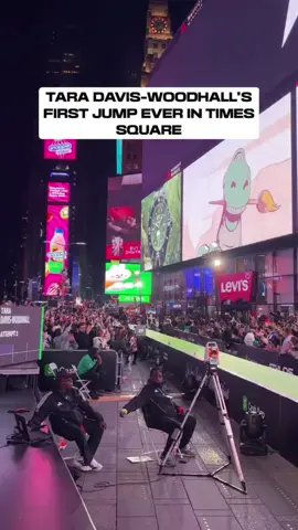 Tara nearly jumped beyond the sandpit in the middle of Times Square. how cool is that?!?! #fyp #trackandfield #jumpers #athlos #fieldathletes @REVOLT @itiswhatitisshow 