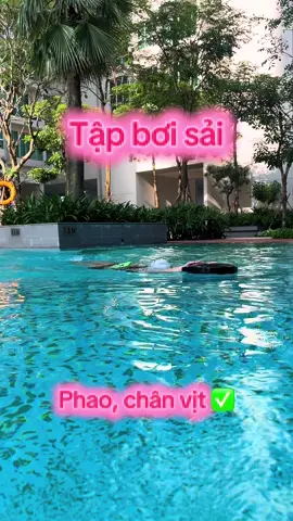 Những buổi đầu tập bơi sải cùng các dụng cụ như chân vịt, phao . Cảm giác ngượng ngượng, mất thăng bằng nghiêng qua nghiêng lại, lấy hơi không đủ nhưng để tốt hơn không gì là kiên trì tập thêm, cố gắng hon từng ngày và cũng cần có một người đồng hành hỗ trợ phát triển cùng một chặng đường ❤️🫶🏻🇻🇳🏊🏻‍♂️#hocboisinhton #sinhton #bơisải #xh #TikTokAwardsVN 