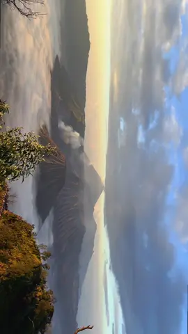 Aku, Kamu, dan Bromo🥰 10 Oktober #bromotenggersemeru #sunrisebromo #lautanawanbromo 