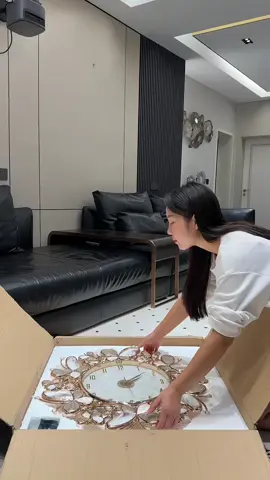 Bạn có thích chiếc đồng hồ treo tường vàng hồng thiết kế độc đáo này không? #GrilleWallClock #LivingRoomWallClock #ShellWallClock #WallClocks