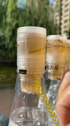Twist, shake, and enjoy your honey water anytime. 达力摇蜂蜜水 一拧一摇随时喝蜂蜜水#达力摇蜂蜜水 