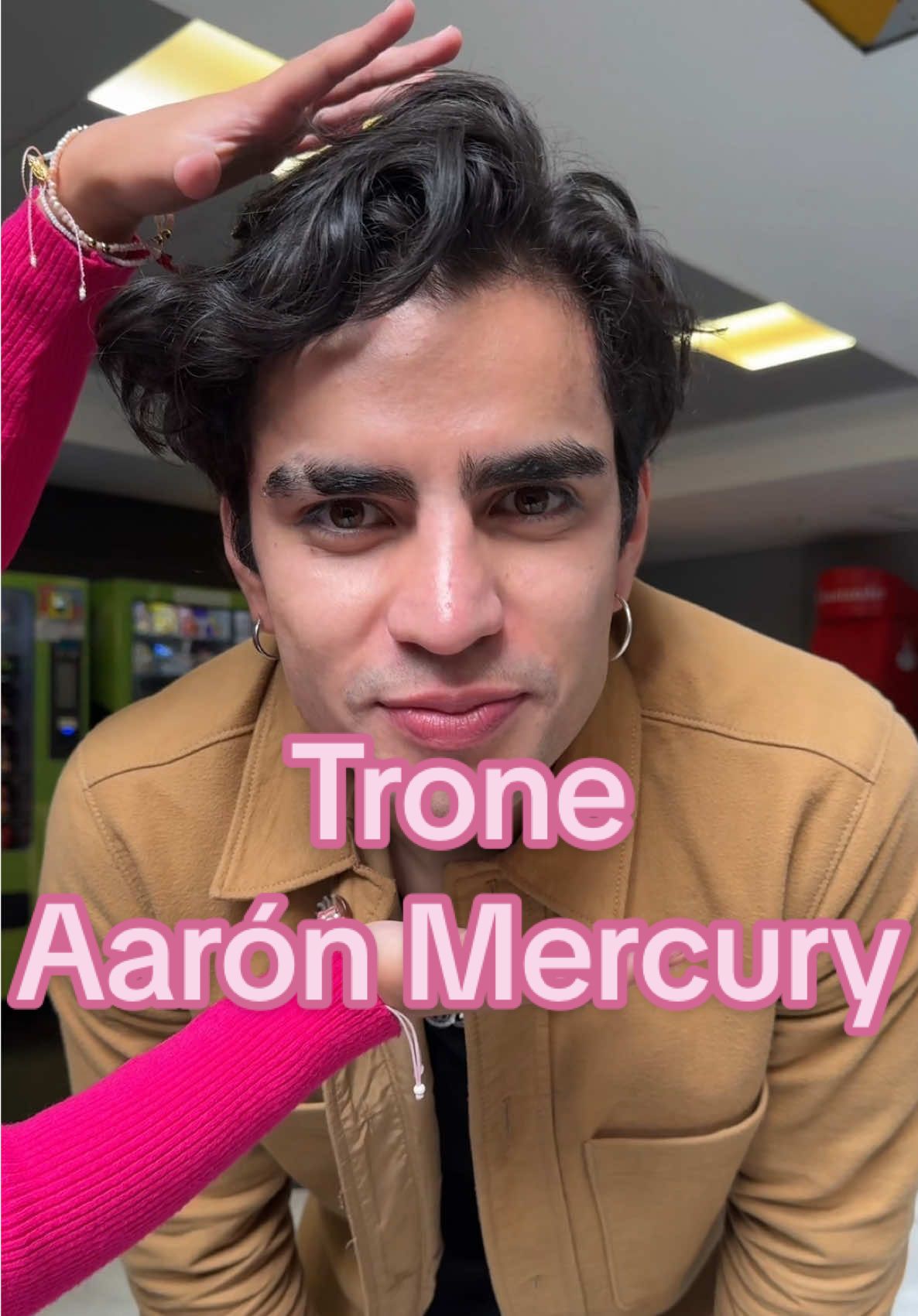 Tronada de cuello😬 a @Aaron Mercury eres súper buena onda !! @La Casa de los Famosos México #lacasadelosfamosos #videoviral #parati
