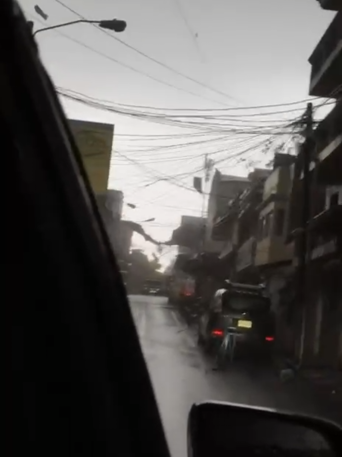 🚨 #URGENTE | Desastres que provocó el tornado en la Ciudad de Guatemala 🌪️😰 Un fuerte tornado azotó este día la capital guatemalteca, dejando graves daños materiales y múltiples emergencias en distintas zonas. 🌧️💨 Viviendas destrozadas, árboles caídos, cortes de energía eléctrica y vehículos dañados forman parte del panorama que dejó este fenómeno natural. Equipos de socorro y autoridades ya se encuentran en el lugar atendiendo a las familias afectadas y evaluando los daños. ⚠️ 🙏 Pedimos a todos mantener la calma, evitar las áreas afectadas y estar atentos a la información oficial. #TornadoEnGuatemala #NoticiasDeÚltimaHora #CiudadDeGuatemala #Emergencia 