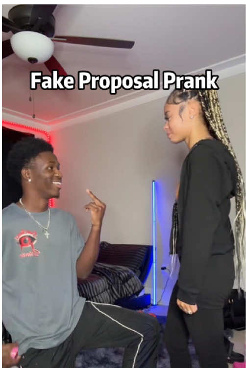 Pretending to Propose… But It’s Just a Prank 😬💍 #ProposalPrank #FakeProposal #CouplePrank #FunnyMoment #ProposalFail#TiktokPrank