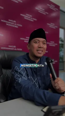 🌿 “Teman baik bukan sekadar hadir saat tawa, tapi yang mengingatkanmu saat dunia menggoda.* Saat azan berkumandang, ia tak membisu, ia ajakmu kembali, menunduk dalam rindu.* 📖 Rasulullah ﷺ bersabda: “Seseorang tergantung pada agama temannya. Maka hendaklah kalian memperhatikan dengan siapa kalian berteman.” (HR. Sunan Abu Dawud No. 4833 & Sunan At-Tirmidzi No. 2378) ✨ Sahabat sejati bukan yang membiarkanmu jauh dari-Nya, tapi yang menuntun langkahmu pulang pada Sang Pemilik Jiwa. 🤍🕊️🌿