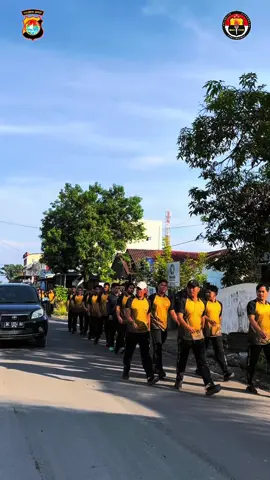 Pelaksanaan olahraga pagi didalam tubuh yang sehat terdapat jiwa yang kuat. Hal tersebut merupakan syarat mutlak setiap anggota Polri dalam mengemban tugas sehari-hari untuk melayani masyarakat. Kepolisian Resor kota Mamuju melaksanakan kegiatan olahraga pagi yang sudah menjadi kegiatan rutin yang dilaksanakan setiap Jumat seusai pelaksanaan apel pagi, kali ini olah raga di isi dengan pemanasan serta jalan sehat. giat dipimpin oleh Kabag Sumda Polresta mamuju AKP MUHKTAR MAHDI . Jumat (10/10/2025). #divisihumaspolri #poldasulbar  #polrestamamuju #polriuntukmasyarakat  #olaragasehat   
