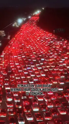 Libur nasional “Golden Week” Tiongkok 2025 memicu kemacetan luar biasa di berbagai jalur utama, terutama di G4 Beijing-Hong Kong-Macau Expressway, yang sempat disebut fenomena “50-lane traffic jam”, meskipun klaim jumlah jalur sering dibesar-besarkan, dilansir dari Bloomberg (8/10/2025). Lonjakan perjalanan domestik selama liburan delapan hari menyebabkan antrean kendaraan panjang hingga puluhan kilometer, terutama di pintu keluar kota besar dan jalur menuju destinasi wisata populer. Selain volume kendaraan yang tinggi, cuaca ekstrem turut memperparah kemacetan. Topan Matmo mendekati provinsi Hainan, memaksa pembatalan penerbangan dan layanan feri, serta menutup sekolah dan kantor, sehingga sebagian perjalanan wisatawan tertunda. Meski menghadapi kemacetan dan cuaca ekstrem, liburan ini tetap menjadi momen penting bagi sektor pariwisata dan ekonomi domestik, menunjukkan minat masyarakat untuk berwisata meski harus bersabar menghadapi antrean panjang di jalan tol utama Tiongkok.
