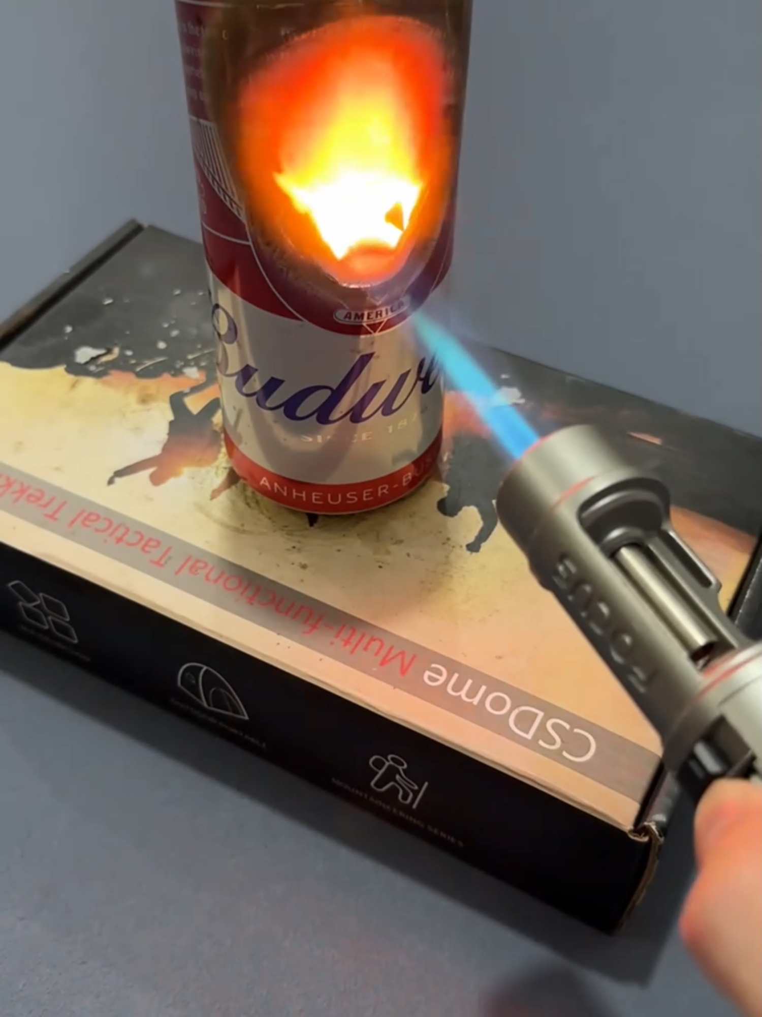 ไฟแรง จุดไว ทนลม ปลอดภัยสุด ๆพกง่าย ใช้ได้ทุกที่ — ไม่ว่าจะเชื่อมโลหะ จุดเตาถ่าน BBQ หรือแคมป์กลางป่า 🌲💡 คุณสมบัติเด่น⚙️ หัวทองแดงทนความร้อนสูง – เปลวไฟนิ่ง ไม่สะดุด💨 จุดอิเล็กทรอนิกส์อัตโนมัติ – กดติดทันที ไม่ต้องใช้ไฟแช็ก🔄 เติมแก๊สซ้ำได้ – ประหยัดและเป็นมิตรต่อสิ่งแวดล้อม🧳 พกพาสะดวก น้ำหนักเบาแค่ 250 กรัม🔥 ไฟแรงคงที่ ทนลม