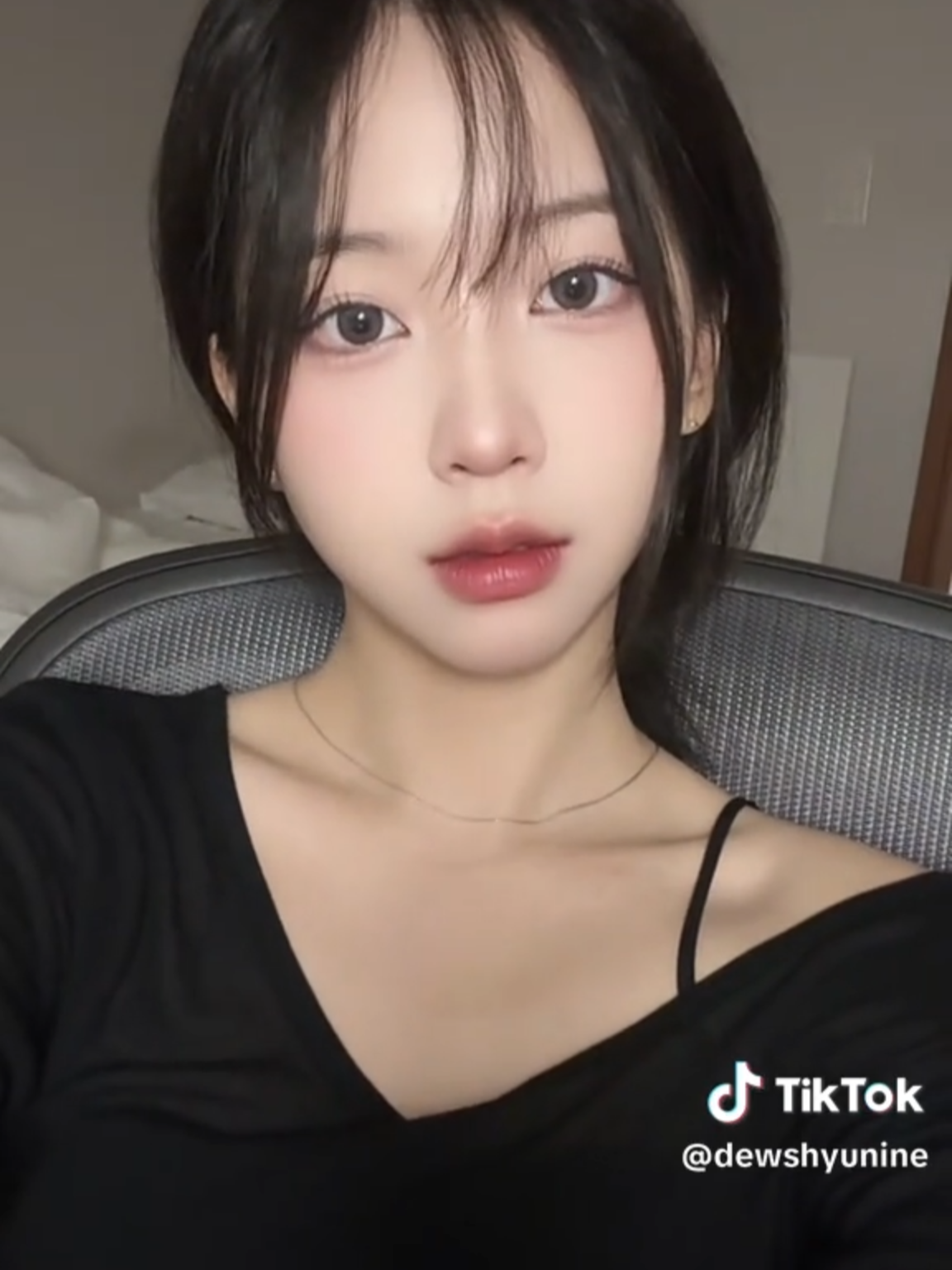 자연스러운 #투톤렌즈 은은한 블렌딩으로 요정같은 분위기👀 눈동자를 자연스럽게 톤업시켜주는 #올리2 데일리로 착용하기 좋은 𝐺𝑟𝑎𝑦 내추럴 투톤 그라데이션💖 @dewshyunine 그레이 착용 올리2 ✔1Month | G.DIA 13.0mm ✔Color : Brown,Gray,Pink #렌즈추천 #컬러렌즈 #데일리렌즈 #웜톤 #쿨톤 #메이크업 #핑크렌즈 #graylens #brownlens #렌즈타운 #렌즈타운리뷰 #쿨톤렌즈추천 #데일리렌즈 #눈화장 #틱톡뷰티 #eotd #daily #eyemakeup #beauty #selfie #TikTokBeauty #lenstown