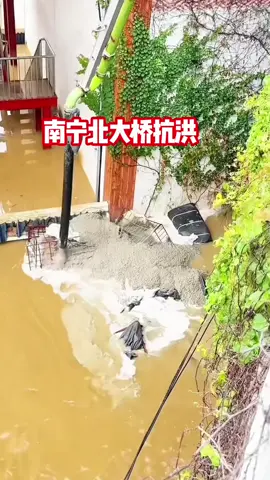Ngày 9/10 Công tác chặn lỗ hổng bị vỡ tại Nam Ninh Trung Quốc vì nước đang cao