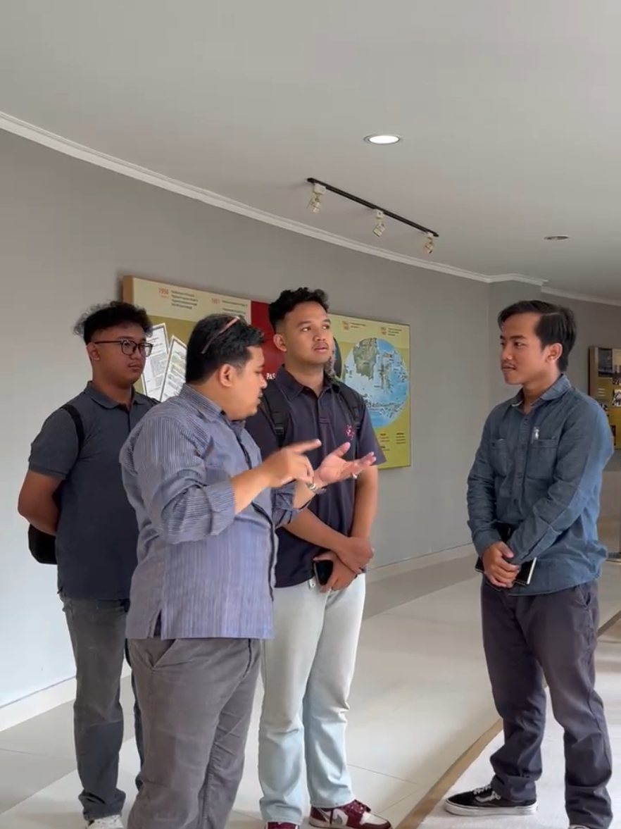 Momen ketika sedang memberikan pengarahan pada wapres RI KW. Yang di depan saya namanya mas immawan, Ia adalah wapres RI KW..Lumayan mirip... #aliflukmanulhakim #wapres #mahasiswa #uii #mirip 