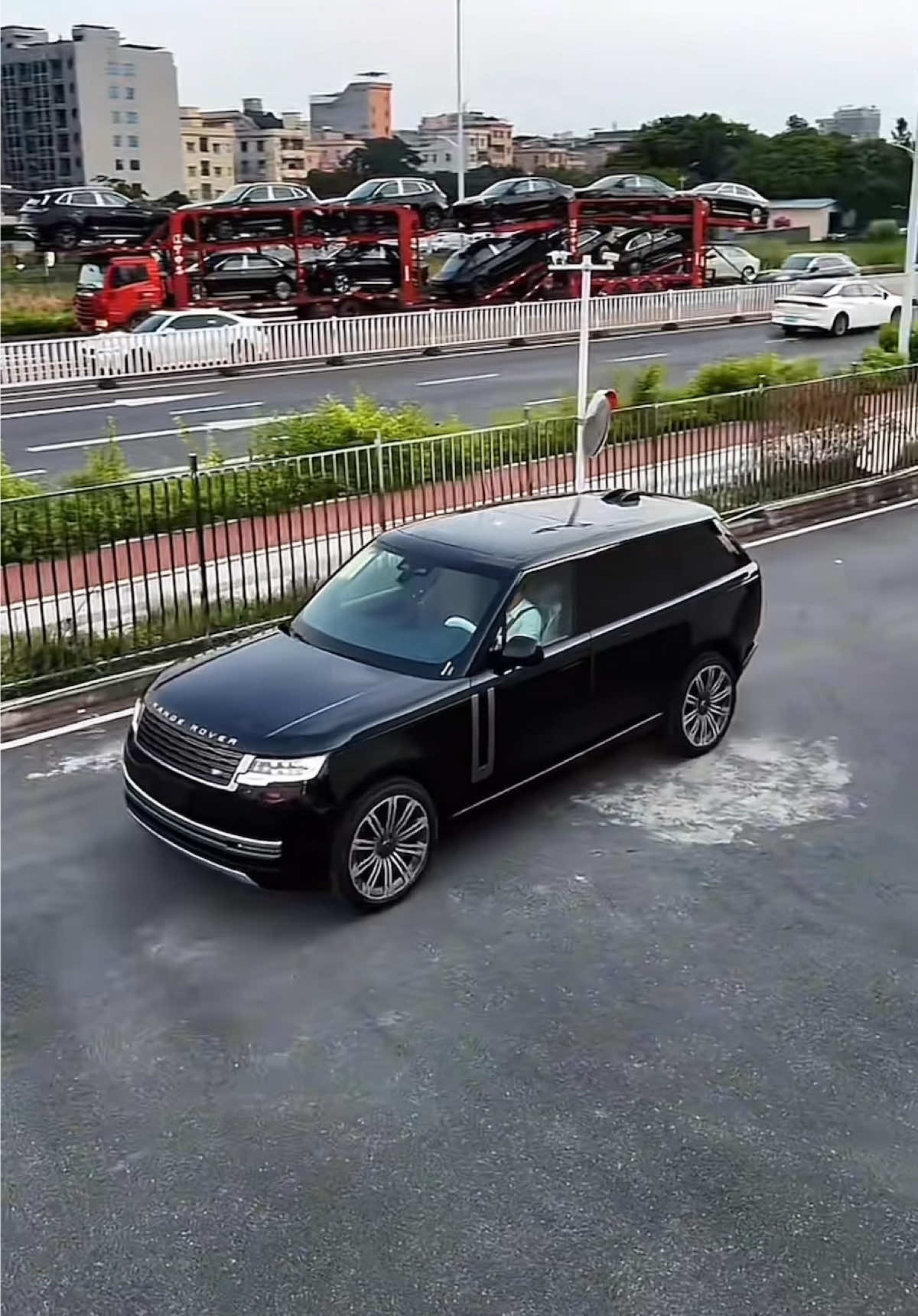 No one stays poor forever. One day, even the roof tiles can turn around. The east wind will turn south. Let me show you #Land Rover Range Rover# Even the roof tiles can turn around one day! #TikTokAwardsVN #rangerover #landroverrangerover #rangeroversport 