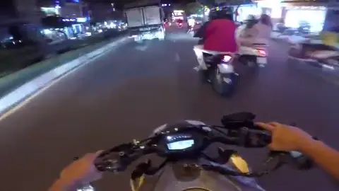 Lời yêu thương tựa như bão tố, chìm vào sâu cơn đau Anh vẫy vùng,...