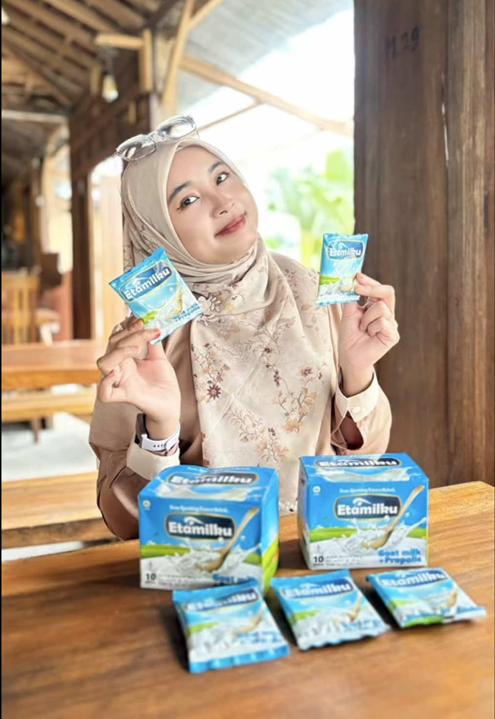 Napas lega 💨, badan segar 💪, imun makin kuat 🛡️ Rahasianya? Segelas Etamilku tiap hari! 🐐🍯 Kandungan Susu Kambing Etawa + Propolis + Bee Pollen bantu lawan bakteri & virus alami 💛 Rasanya enak, creamy, dan NO bau prengus 😋✨ #Etamilku #SusuKambingEtawa #SehatAlami #NapasLega #AntiPrengus 
