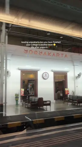 seriusan ini harus back to domisili lagi?! kangen episodeku di jogja bagian:  - sarapan soto idola pak nanang belakang uin suka -balik kampus beli jus pak lebah - belanja di mirota kampus - makan siang warung pojok mbak yuni/kopi klotok - jalan sore di embung tambakboyo sambil sunsetan berkedok jajan - makan malem artomoro/nasgor padamanaba/warung pak thoyonk - caffe hopping (ditinggal bentar pasti ada yg baru) - cheesecakenya enak enak, tiap pulang rumah harus bawain bakpia (aneh gapernah bosen memang h3h3) - belum mau pulang kos kalo belum muterin jogja😭 - ngobrol sampe ketiduran di kos aruni terus bingung makan apa balik scroll tiktok sampe mau meninggoy baru gas beli makan🫵🏻 #ugm #jogja24jam #lihatkebunku 