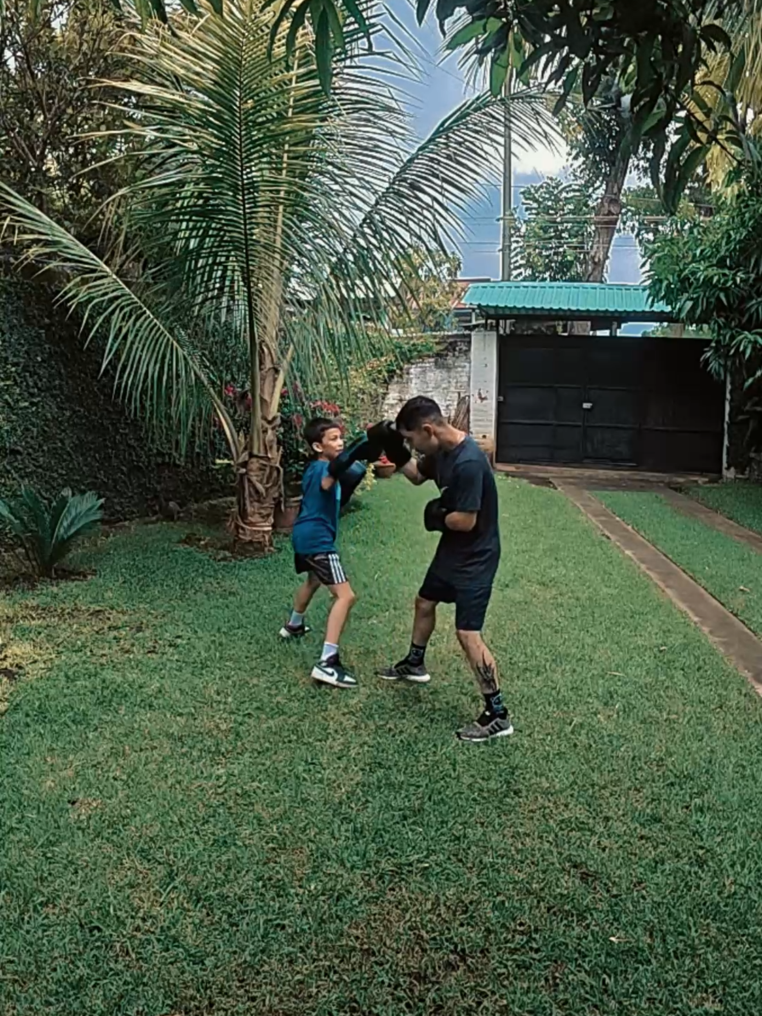 ENSEÑANDOLE LO POQUITO QUE SE A MI HEMANITO MENOR #elsalvador #salvadoreños #DJI #BOX #boxing🥊 #boxeo #boxingtraining #entretenimiento #ejercicio