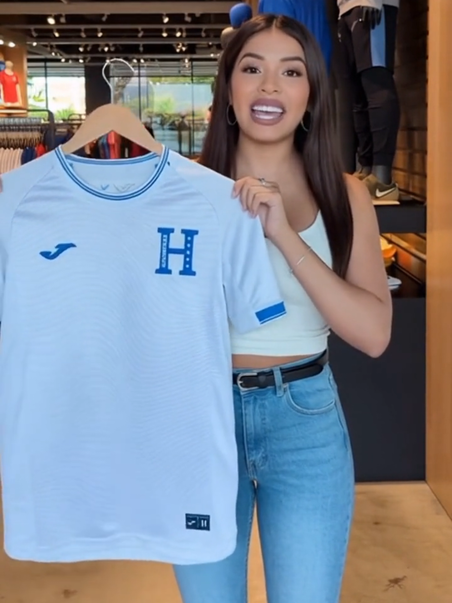 ⚪💙 Nueva camiseta de Honduras 🇭🇳✨ Orgullo catracho en cada costura, lista para lucirla en la cancha y en las calles. ¿Ya tienes la tuya? 🔥⚽ #JerseyHN #Honduras #SelecciónHonduras #OrgulloCatracho #FYP 