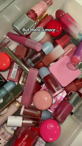 Finally finished a lip product and it feels sooo satisfying but of course… there’s no rest because the other ones are already waiting in line 🫩 The cycle never ends!! you celebrate for 2 seconds then it’s back to panning again 😂  . . . #decluttering #overconsumption #projectpan #makeuphaul #minimalism 