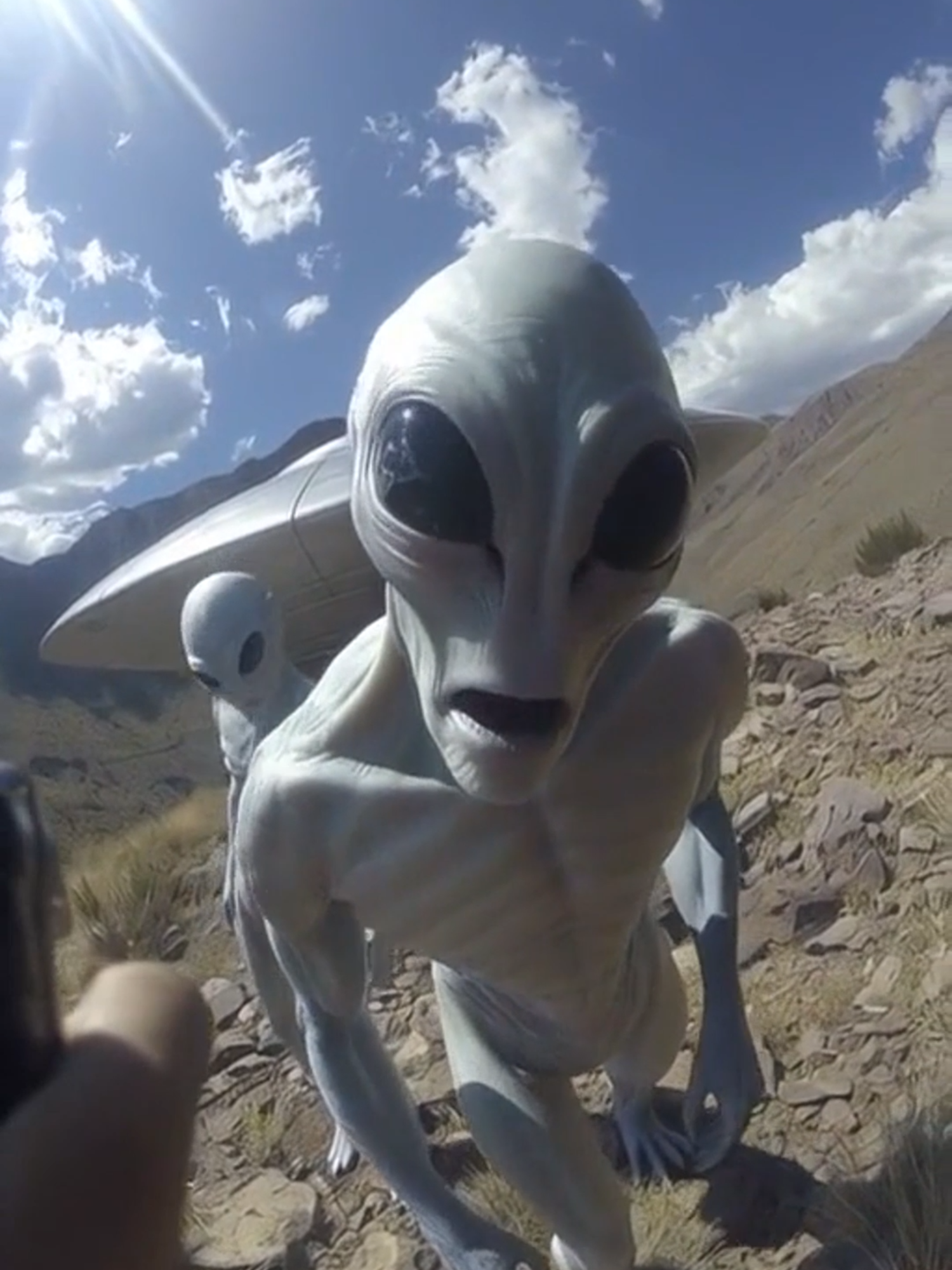 👽 Aliens sighting caught on camera in the mountains… Real or fake? 🚨 #aliens #ufo #alien #ufoキャッチャー #video_viral #fyp