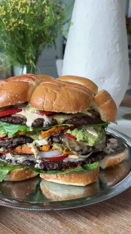 Brought out the big buns for this last cake… I present - burger cake!! 🍔 3lbs of beef, 2 raw cheeses, homemade Big Mac sauce, Flying Dutchman, guac, seeet potato waffle bun, more grilled onion, and all the toppings on French buns 🤤 #burger #burgercake #bigmac #cake 