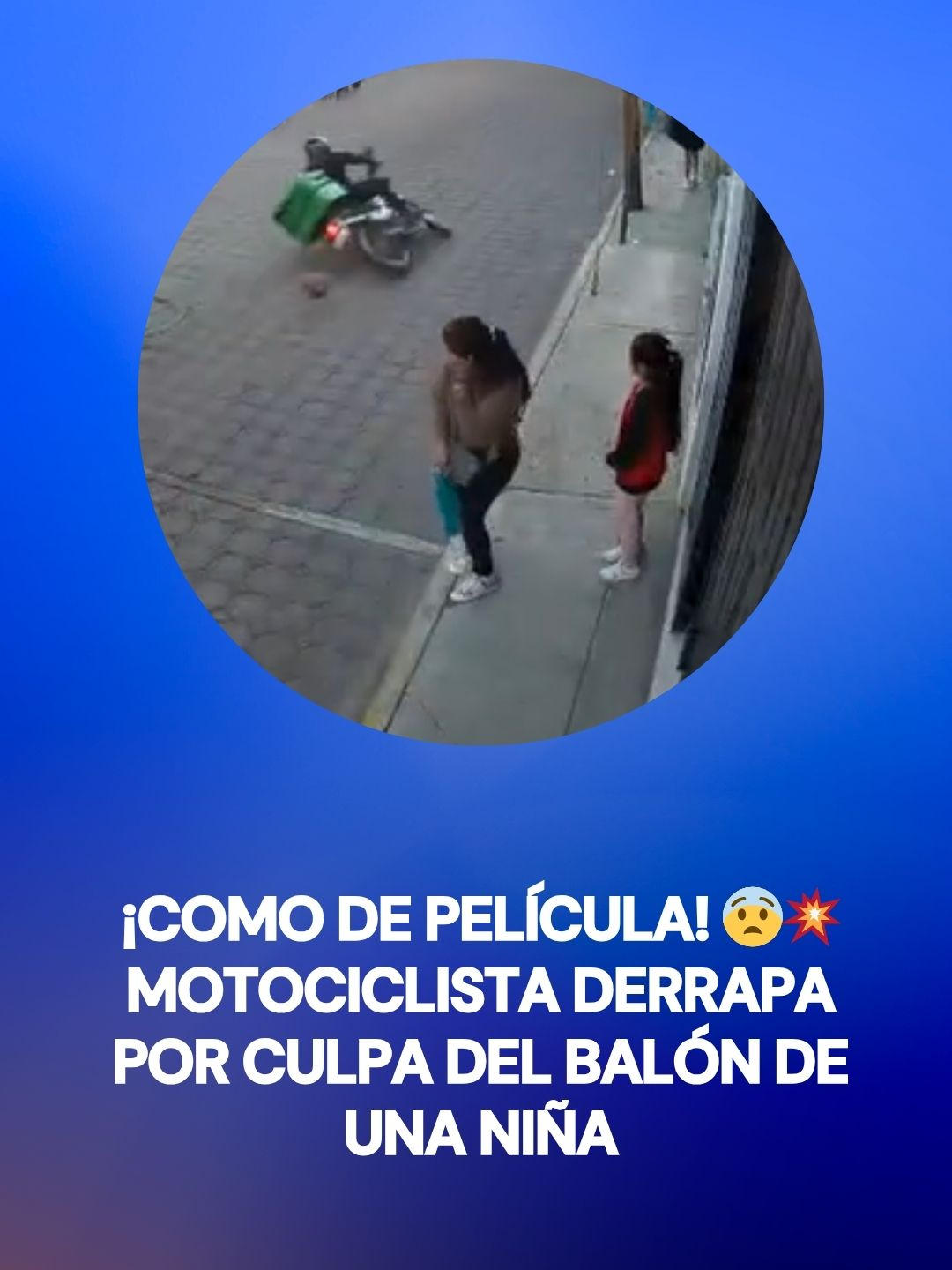 ¡Como de película! 😨💥 El balón de una niña provocó que un motociclista derrapara. #tiktokinforma #tiktokmehizover #accidente