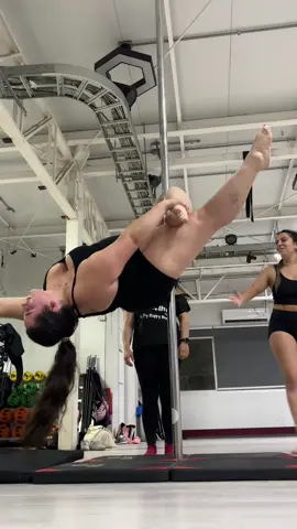 Aún no supero que logré un Stargazer a layback en mi segundo intento😭😭😭♥️  #pole #polesport #polerina #polechile #pdstargazerintolayback 