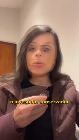 📊 Como eu investiria R$10.000,00 em 2025 sendo conservadora O investidor conservador busca proteção e segurança, mas sem abrir mão de rentabilidade. A ideia não é correr grandes riscos, e sim equilibrar a carteira entre renda fixa e renda variável. ➡️ 60% em renda fixa: Tesouro Selic, CDB de liquidez diária, IPCA+ e prefixados para reserva, proteção contra inflação e juros. ➡️ 40% em renda variável: FIIs, ações no Brasil, REITs, ações no exterior e até um pouco de ouro ou cripto como reserva de valor. Essa é apenas a forma como eu montaria a minha carteira se fosse conservadora. Não é recomendação, porque cada pessoa tem objetivos, prazos e momentos diferentes. A chave está no equilíbrio: preservar patrimônio, proteger contra a inflação e ainda buscar valorização no longo prazo. Salva esse post para rever depois e marca alguém que precisa dessa clareza. Quer aprender a investir com estratégia desde o início? Clique no link da bio!