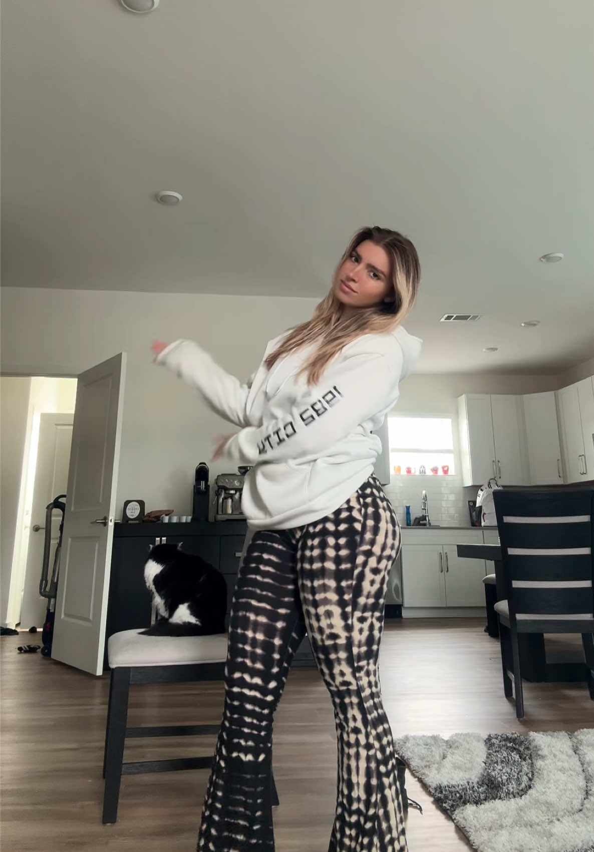 Someone tell me where I can buy more pants like this #flarepants #OOTD #leggings ##bodycare