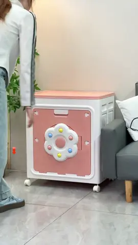 Thiết kế hai cửa không chỉ giúp bé cất đồ mà còn giúp đồ đạc gọn gàng hơn. Chất liệu thân thiện với môi trường, không mùi, nên người lớn có thể yên tâm sử dụng #giadungthongminh #xuhuong #tudedodanang 