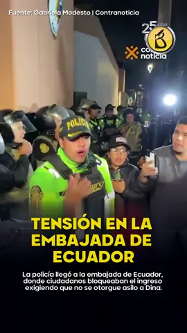 ÚLTIMO MINUTO | Un contingente policial llegó a la embajada de Ecuador, donde una multitud se congregó para exigir que no se le otorgue asilo a Dina Boluarte, ante su posible vacancia. Efectivos empujaron a los jóvenes que bloqueaban el ingreso.  #vacanciadinaboluarte #noticiasperu #ultimasnoticias #loultimo #loultimonoticiasperu #noticiashoyperu #protestasperu #congreso #embajadas #embajadadeecuador #dinaboluarte #dinaboluarte🇵🇪