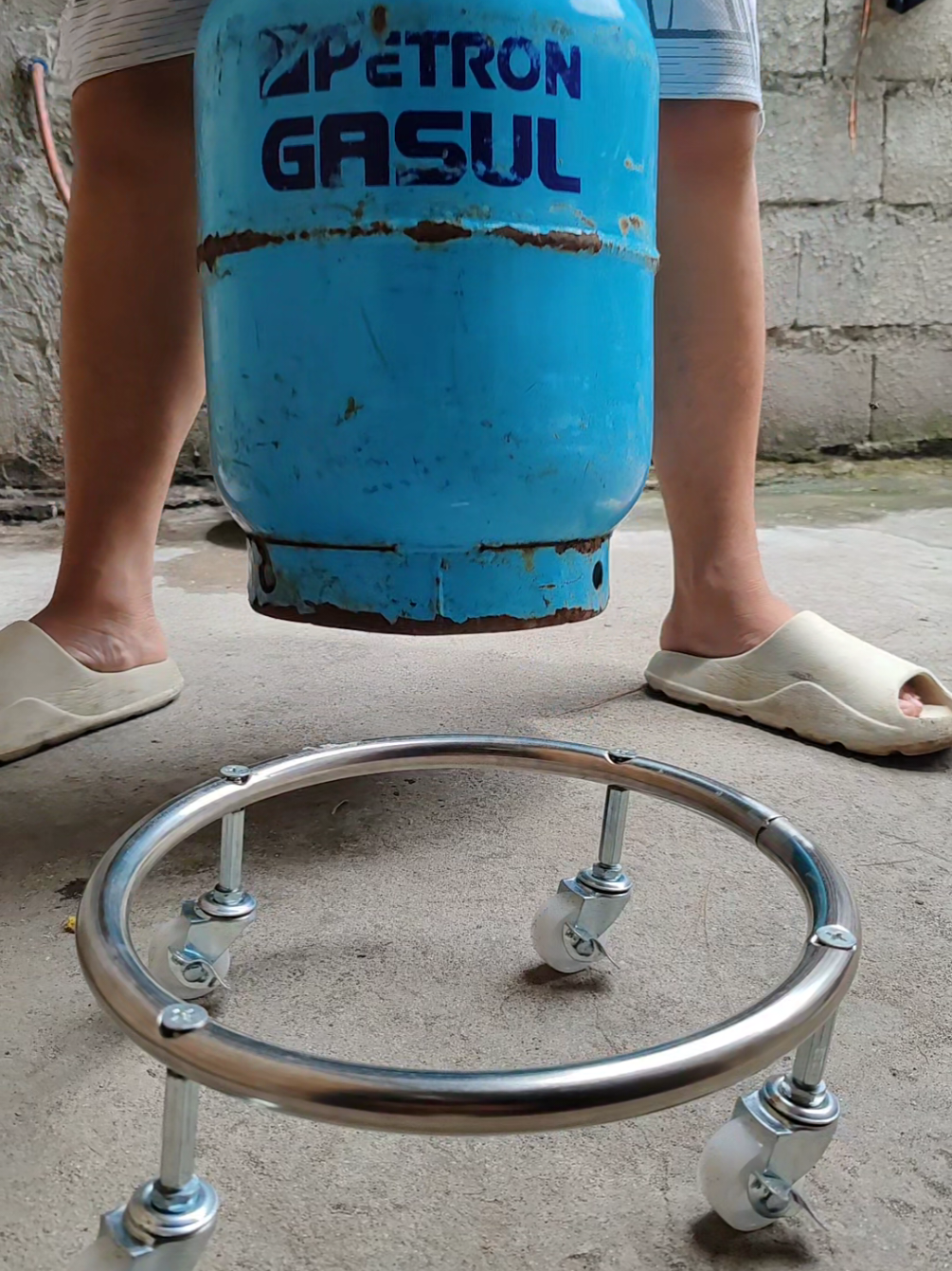 Di na sasakit likod mo kakabuhat ng mabigat na tangke ng gas kaya check out nyo na nasa yello basket #gastankholder #rollingtray #moveabletray #gastray #gastrollingtray 